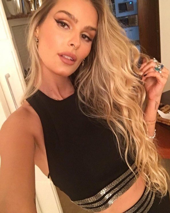 modelo yasmin brunet com cabelo liso ondulado nas pontas