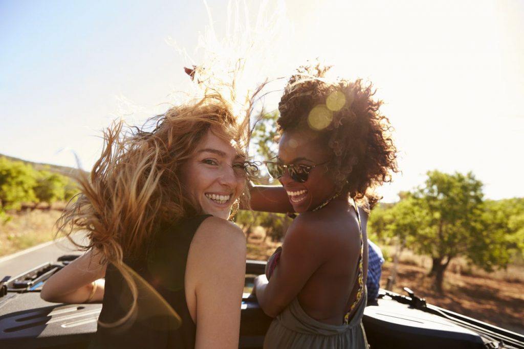 Mulheres com cabelo liso e cabelo cacheado
