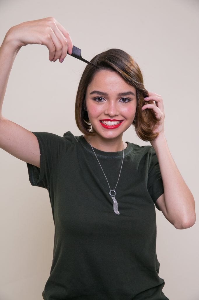 Cabelo liso curto escovado e finalizado