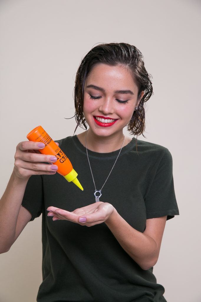 Cabelo liso curto acima dos ombros com penteado molhado para trás