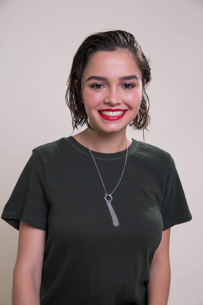 Cabelo liso curto acima dos ombros com penteado molhado para trás