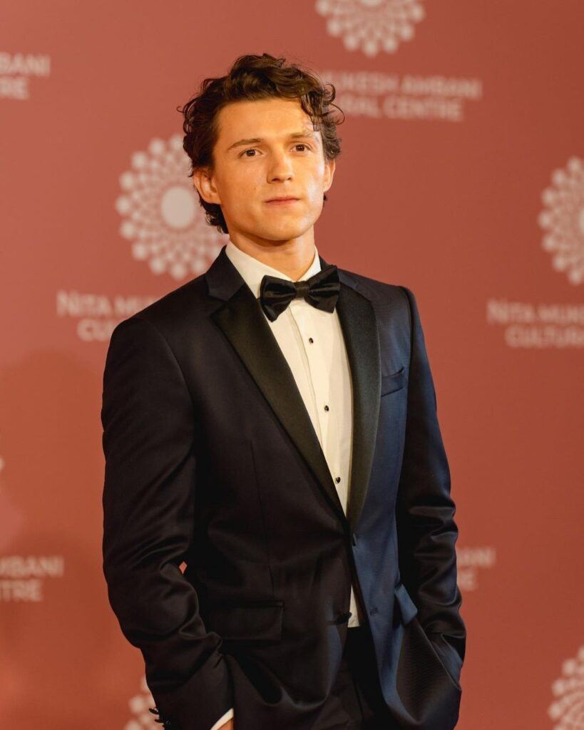 Tom Holland com franja lateral caída