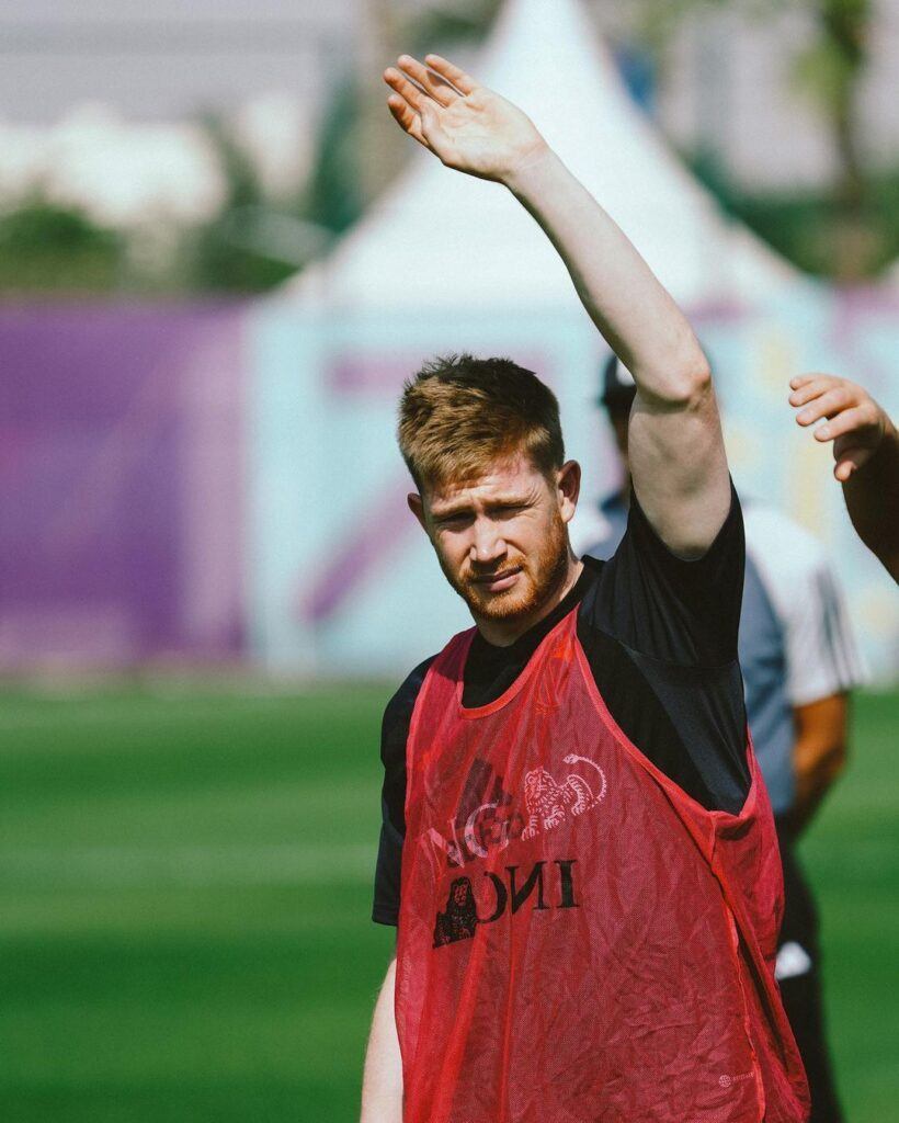 kevin de bruyne corte de cabelo com franja