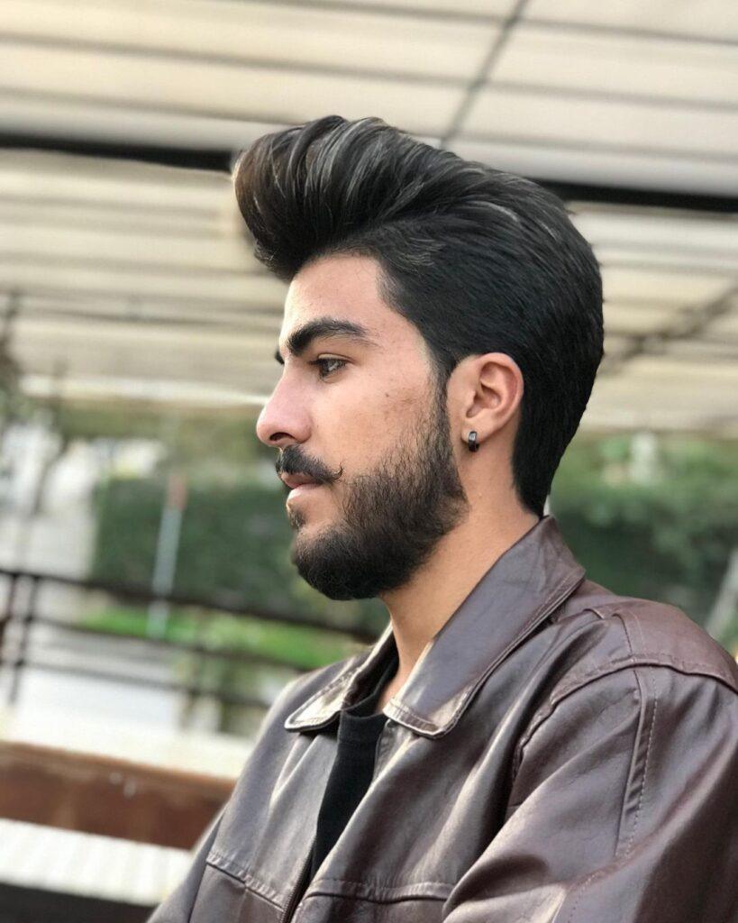 Cabelo masculino com franja estilo topete