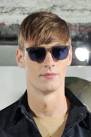 Homem com franja masculina loira