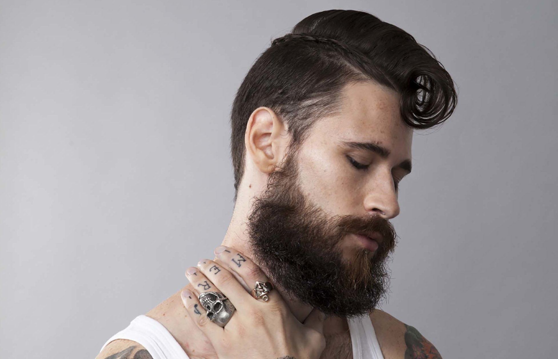 modelo com um dos cortes de cabelo masculino com franja