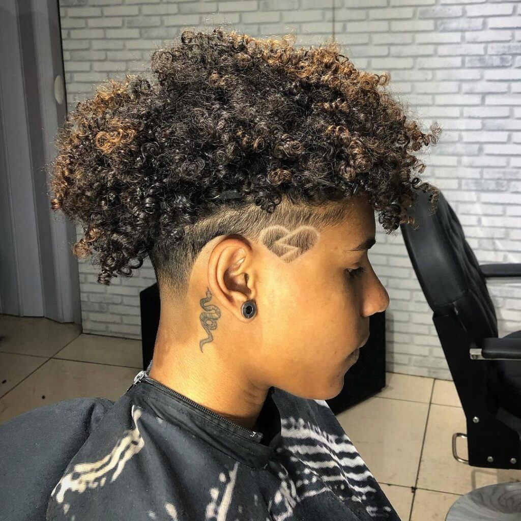 corte de cabelo americano com franja e desenho