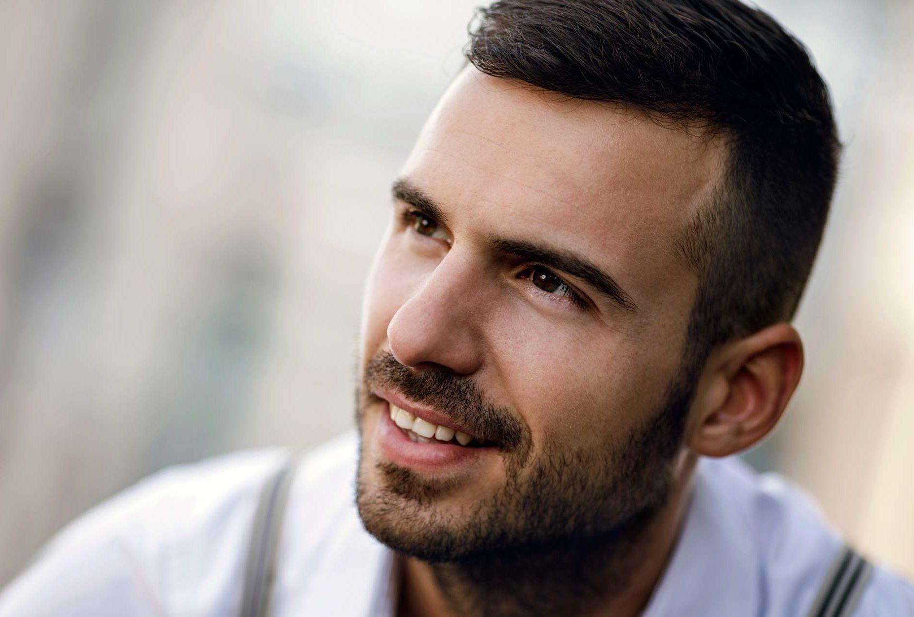 modelo com um dos cortes de cabelo masculino com franja