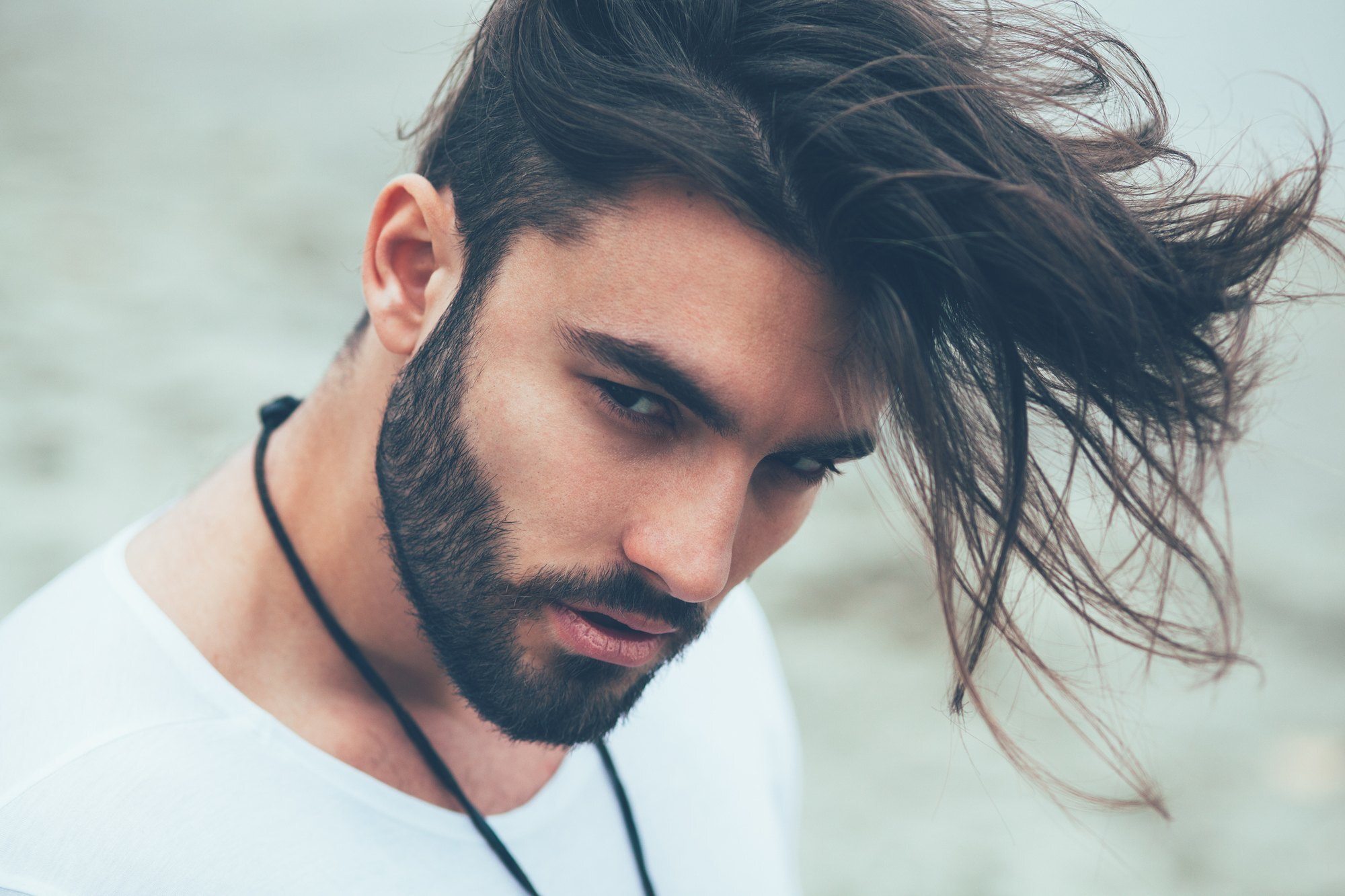 modelo com um dos cortes de cabelo masculino com franja