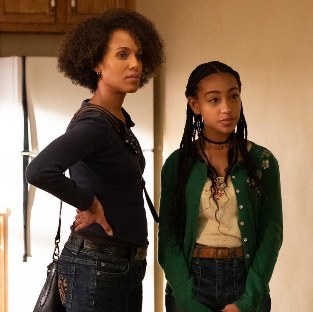 Mia e Pearl, interpretadas por Kerry Washington e Lexi Underwood, na série Pequenos Incêndios por toda a Parte