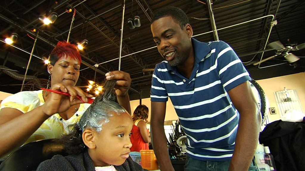 Chris Rock, cabeleireira e criança em cena do documentário "Good Hair"