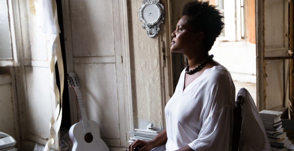 Mulher com o cabelo afro em cena do filme "Kbela"