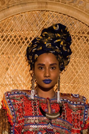 Mulher com turbante no cabelo em cena de