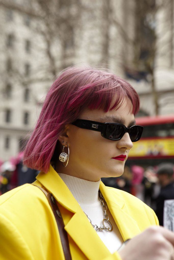 mulher com cabelo rosa chanel