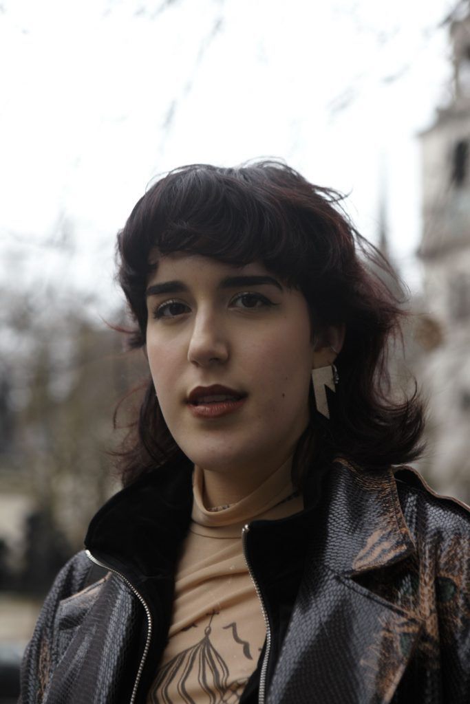 mulher com cabelo mullet