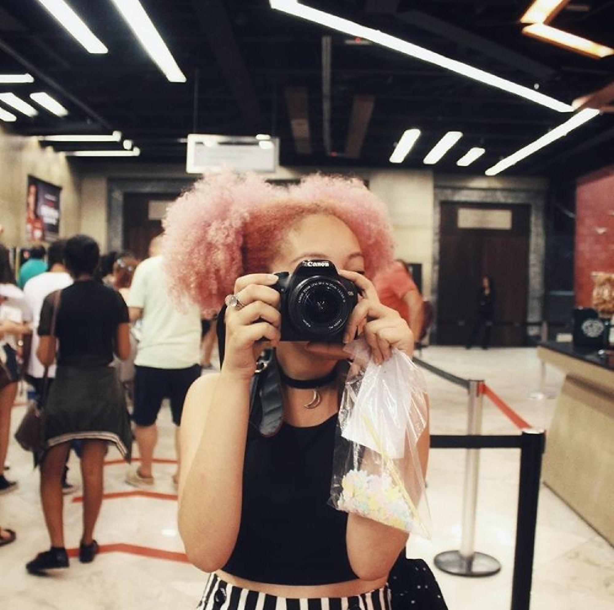 Beatriz Filippo com cabelo crespo rosa claro