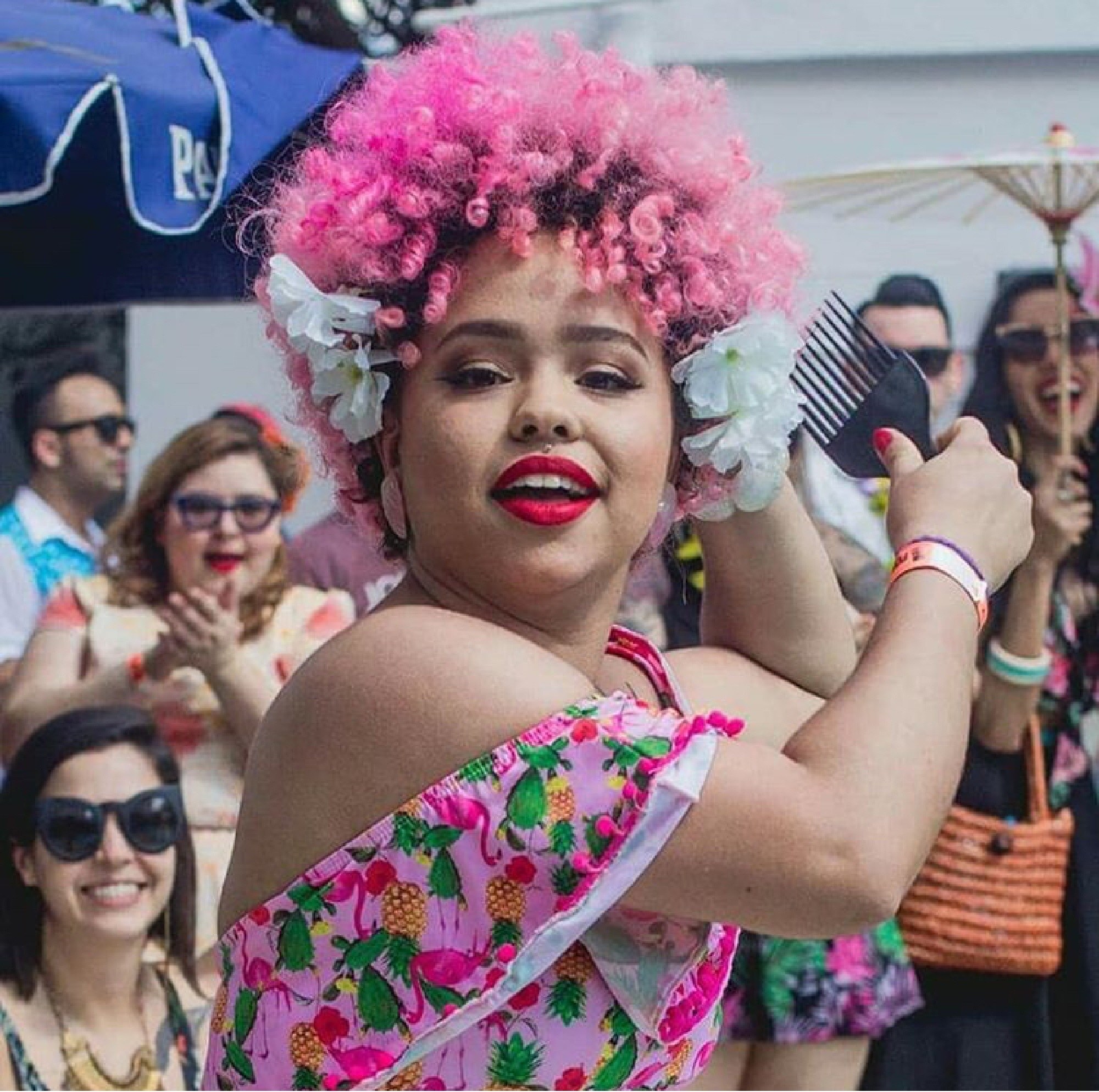 Jessica Pink com cabelo cacheado rosa