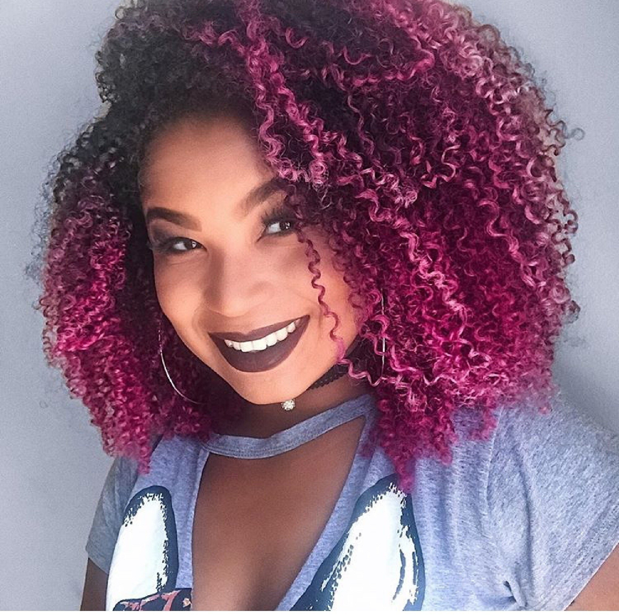 Luana David com cabelo rosa cacheado