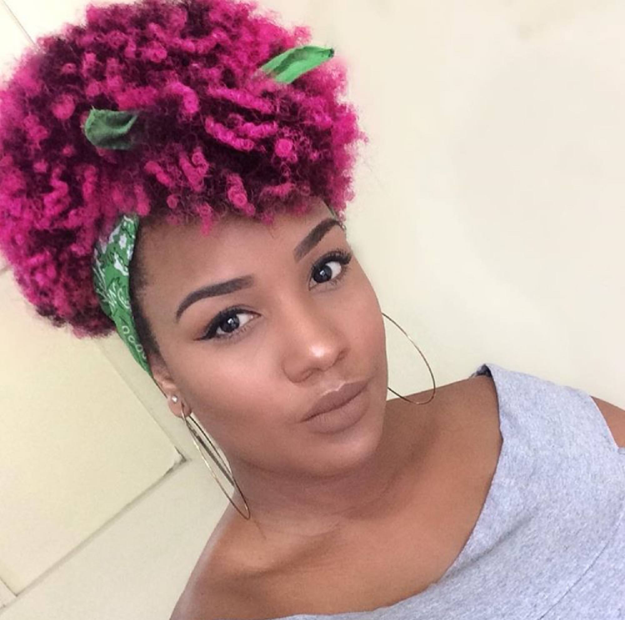 Donna Pink com cabelo rosa cacheado