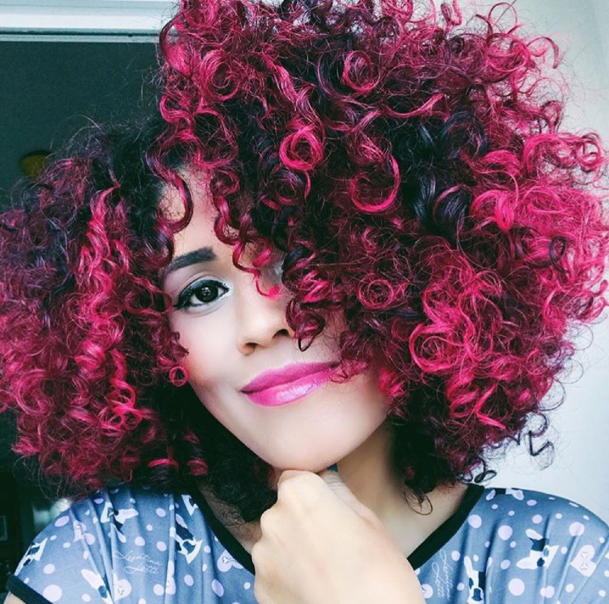 Ster Nascimento com cabelo rosa cacheado