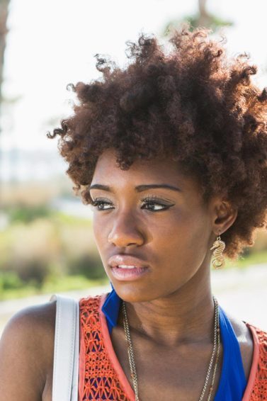 modelo com cabelo crespo curto: co-wash