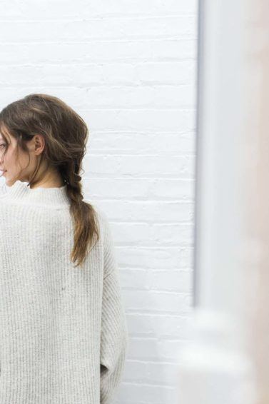 Modelo com os cabelos finalizados para Creatures of Comfort NYFW 2017