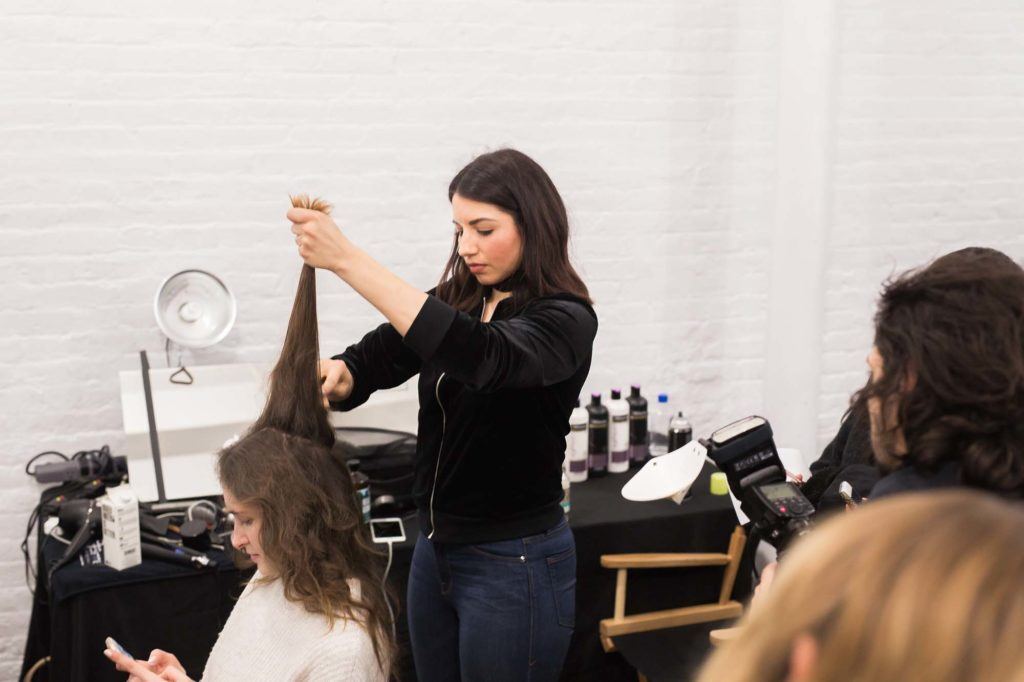 Modelo desfiando os fios para Creatures of Comfort NYFW 2017