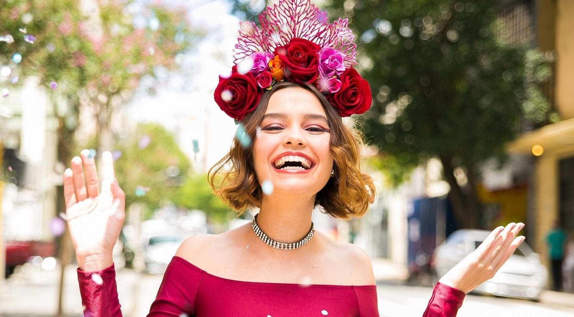 modelo com cabelo curto e tiara de flores para artigo de cuidados com a peruca