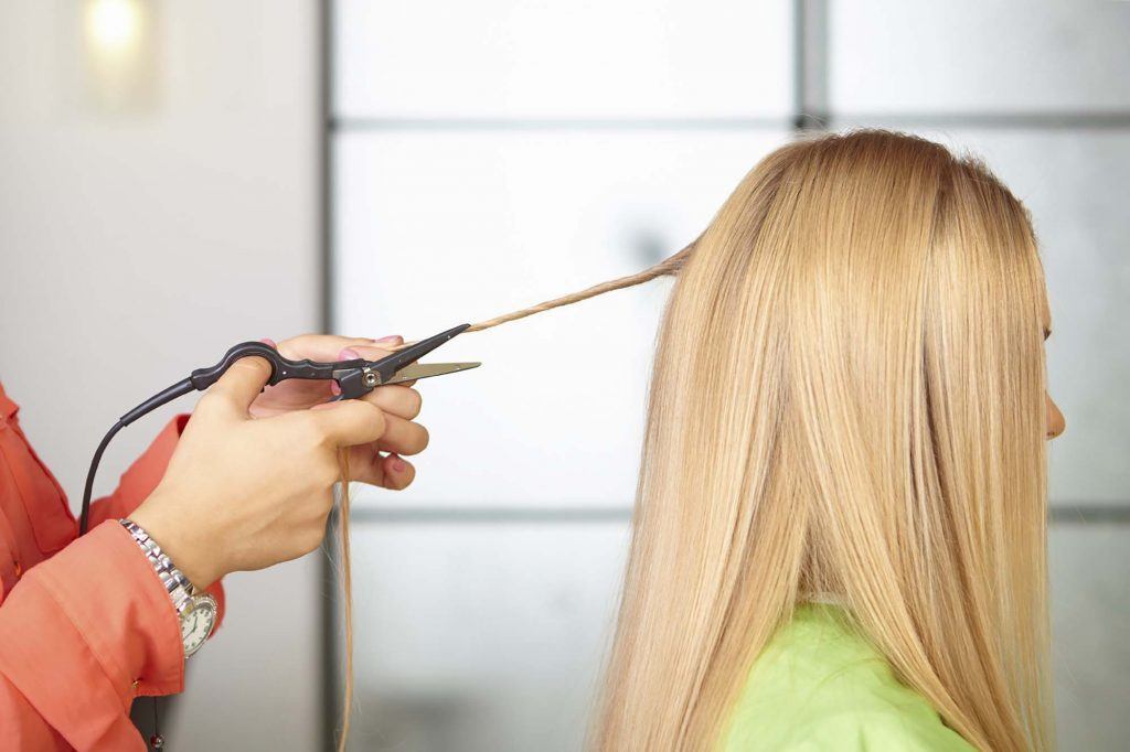 Modelo cortando o cabelo