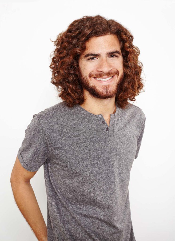Homem de camiseta cinza ilustra matéria sobre como definir cachos no cabelo masculino (1)