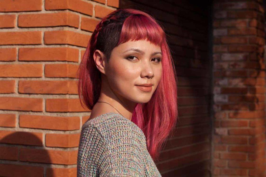 Mulher com cabelo sidecut cereja