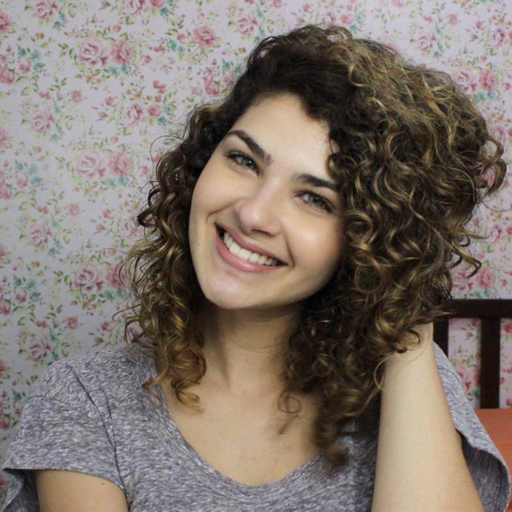 Vlogger Gabi Vasconcellos dá as 5 dicas de cabelos cacheados da Gabi
