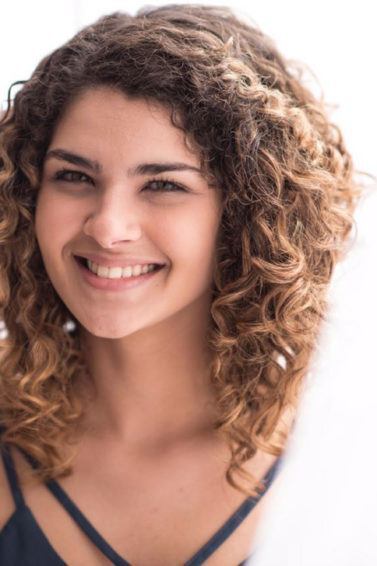 Vlogger Gabi Vasconcellos dá as 5 dicas de cabelos cacheados da Gabi