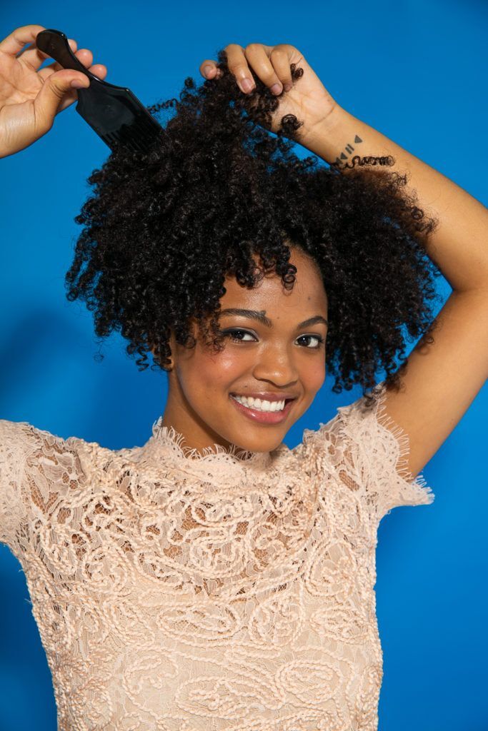 Cabelo crespo cacheado com afro puff duplo