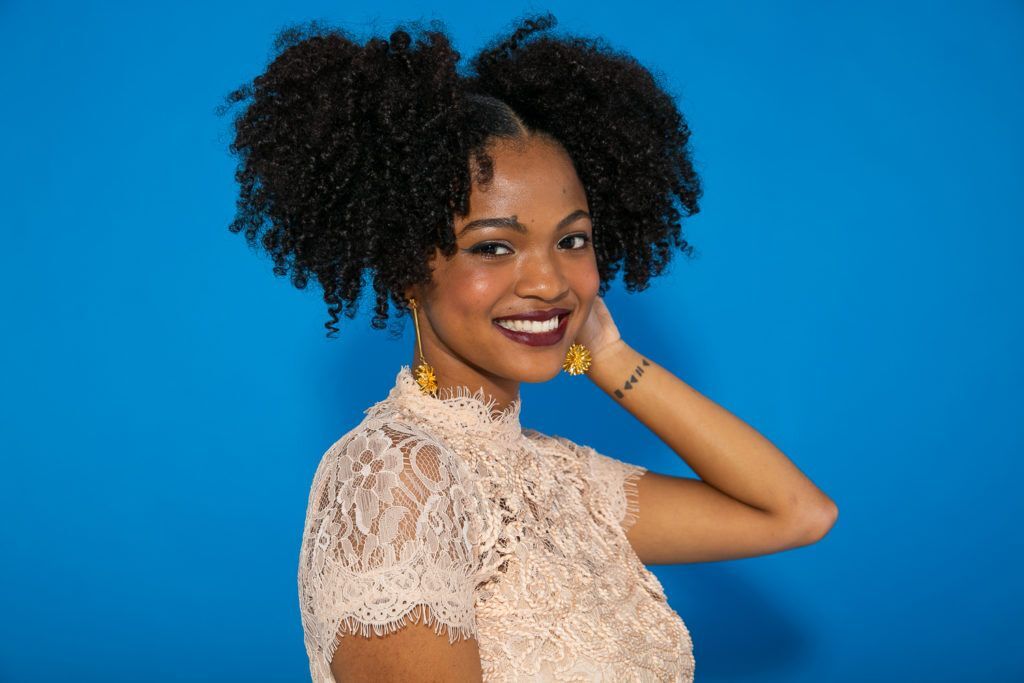 Cabelo crespo cacheado com afro puff duplo
