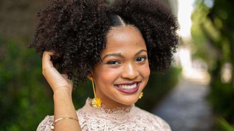 Cabelo crespo cacheado com afro puff duplo