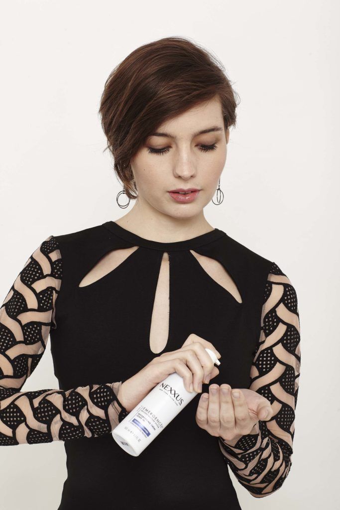 modelo usando um falso moicano feminino