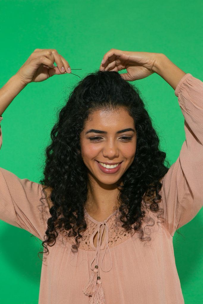 Cabelo cacheado longo semi preso atrás