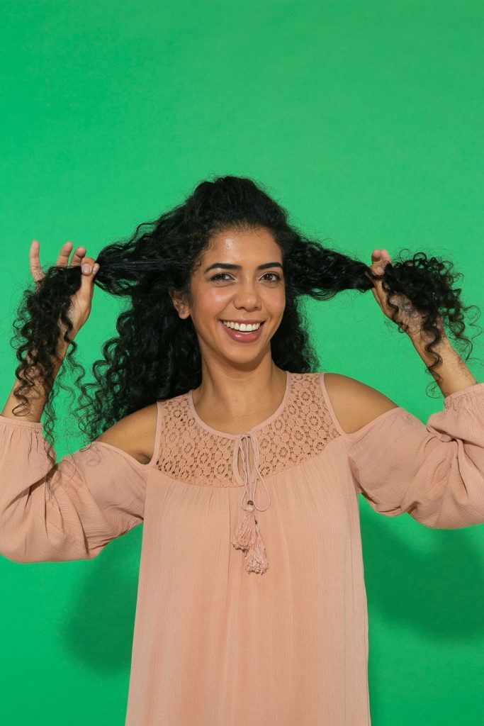 Cabelo cacheado longo semi preso atrás