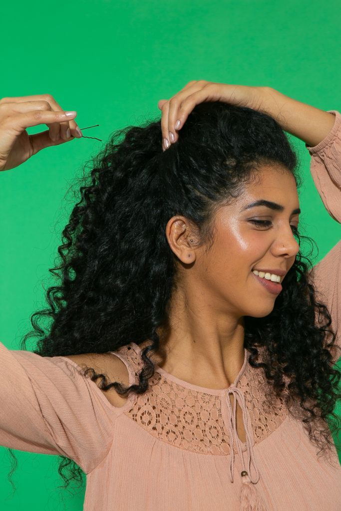 Cabelo cacheado longo semi preso atrás