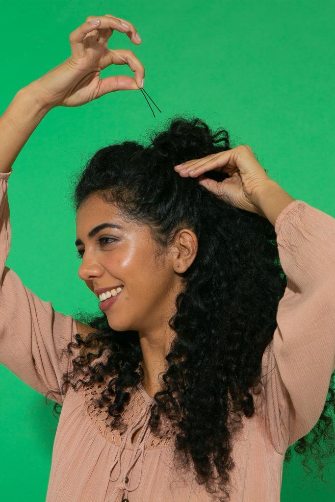 Cabelo caheado longo prendendo com rabo de cavalo