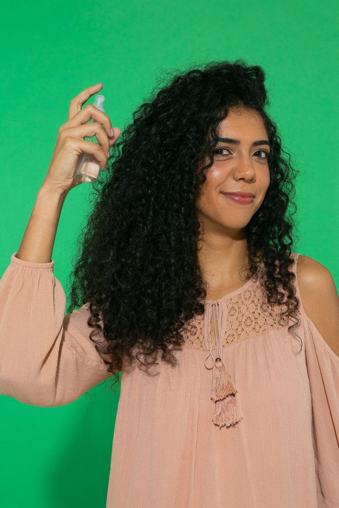 Spray para molhar cabelo cacheado longo