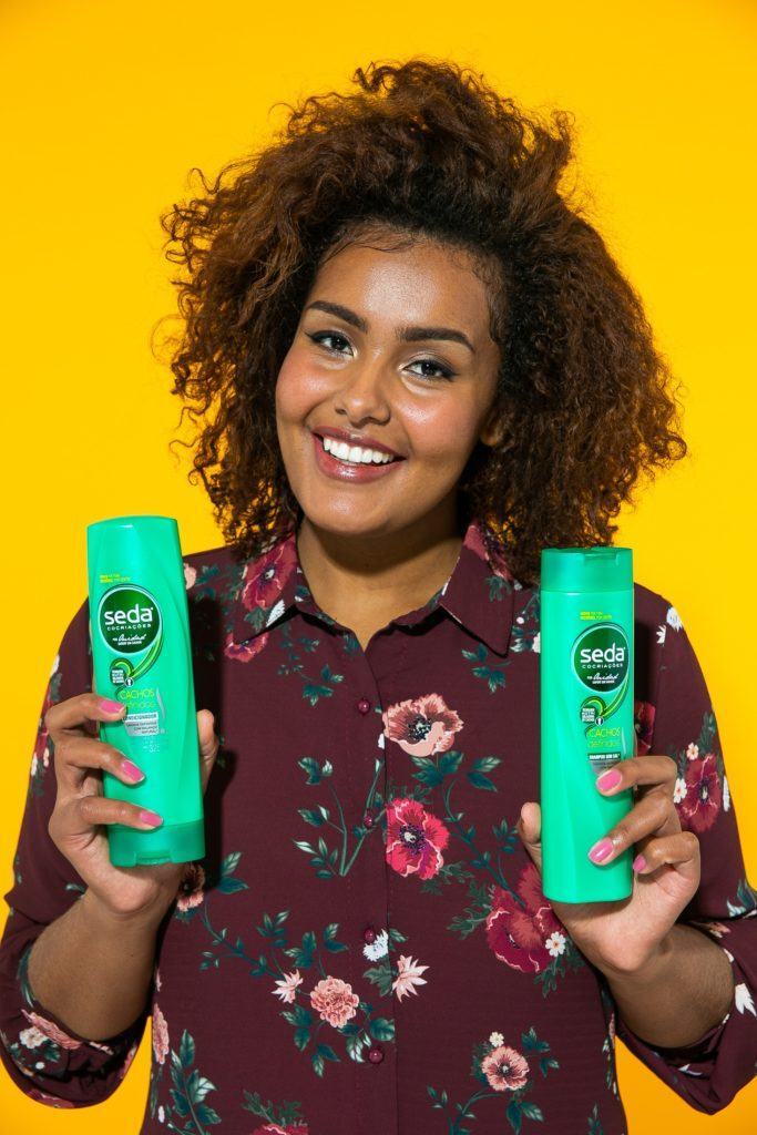 Demonstração de shampoo e condicionador Seda para cabelo cacheado