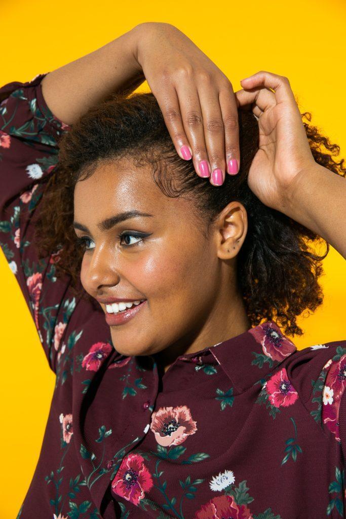 Aplicação de Gel em cabelo cachaeado