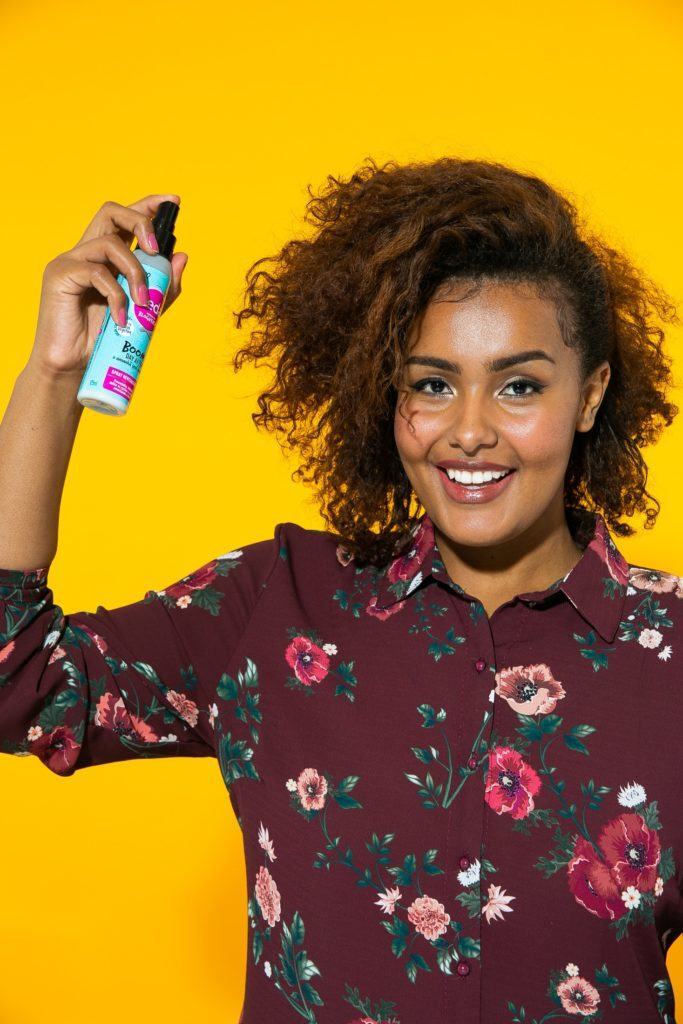 Aplicação de spray Seda em cabelo cacheado