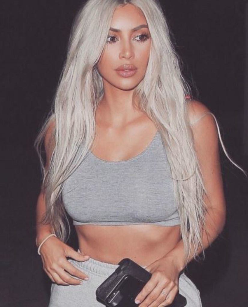 modelo de famosas com cabelo cinza