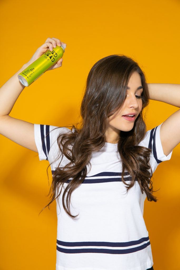 Cabelo liso ondulado castanho com aplicação de shampoo seco