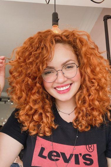 Influenciadora Gleici Duarte com cabelos ruivos e cacheados