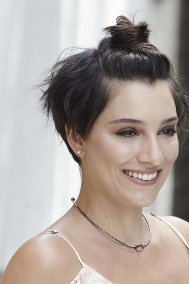 modelo de half bun em cabelo curto final