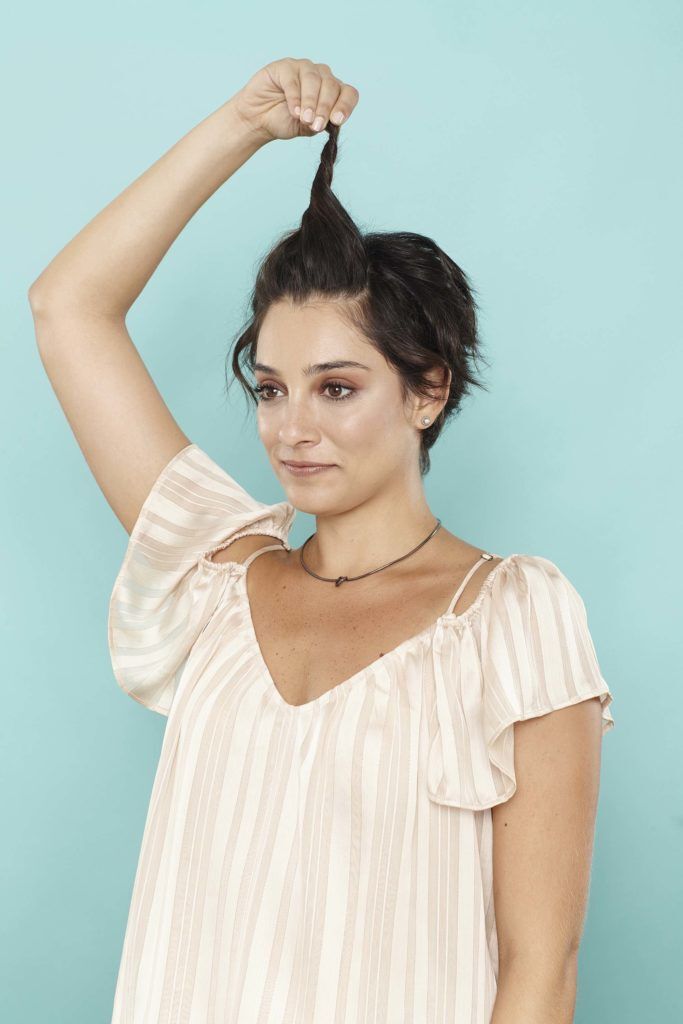 modelo de half bun em cabelo curto passo 5